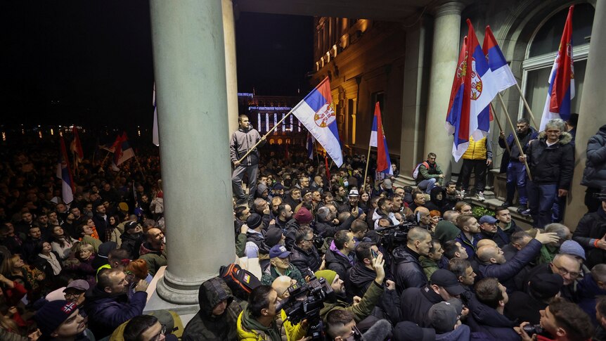 塞尔维亚防暴警察向数千名要求取消选举的示威者发射催泪瓦斯
