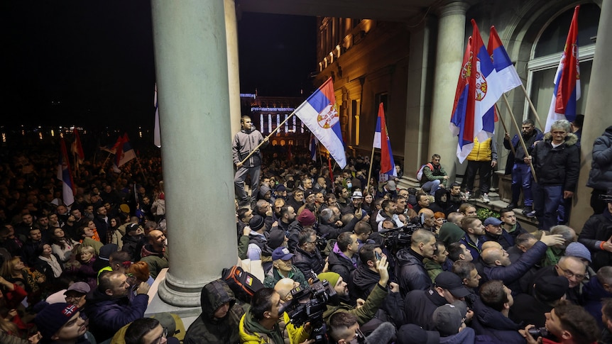 塞尔维亚防暴警察向数千名要求取消选举的示威者发射催泪瓦斯