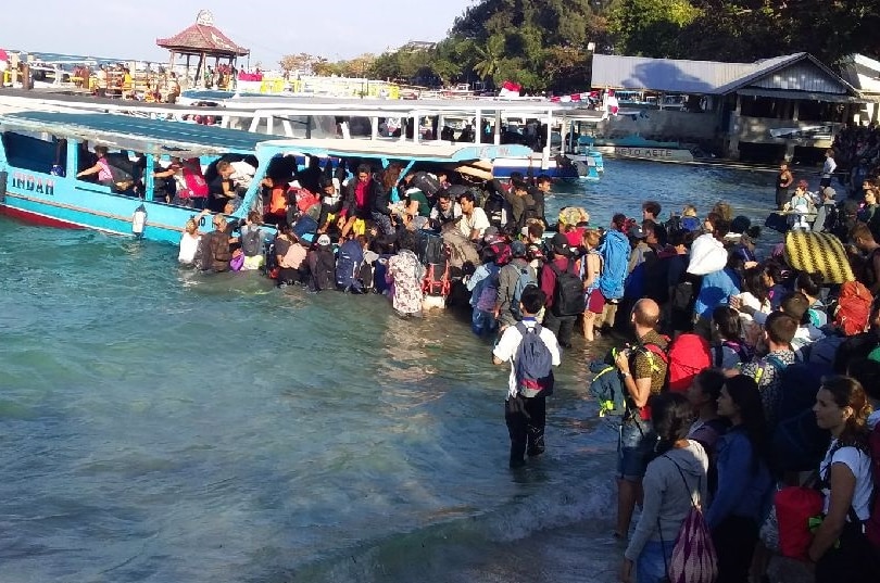 People look to evacuate Gili Island beach
