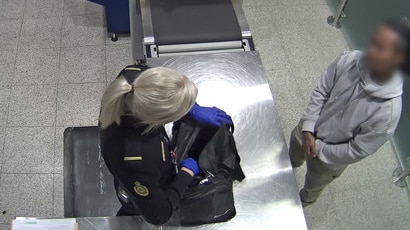 Petugas ABF sedang memeriksa tas yang dibawa turis asal Indonesia di Bandara Perth.