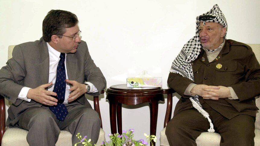 Israeli politician Yossi Beilin conversing with Palestinian president Yasser Arafat in 2001