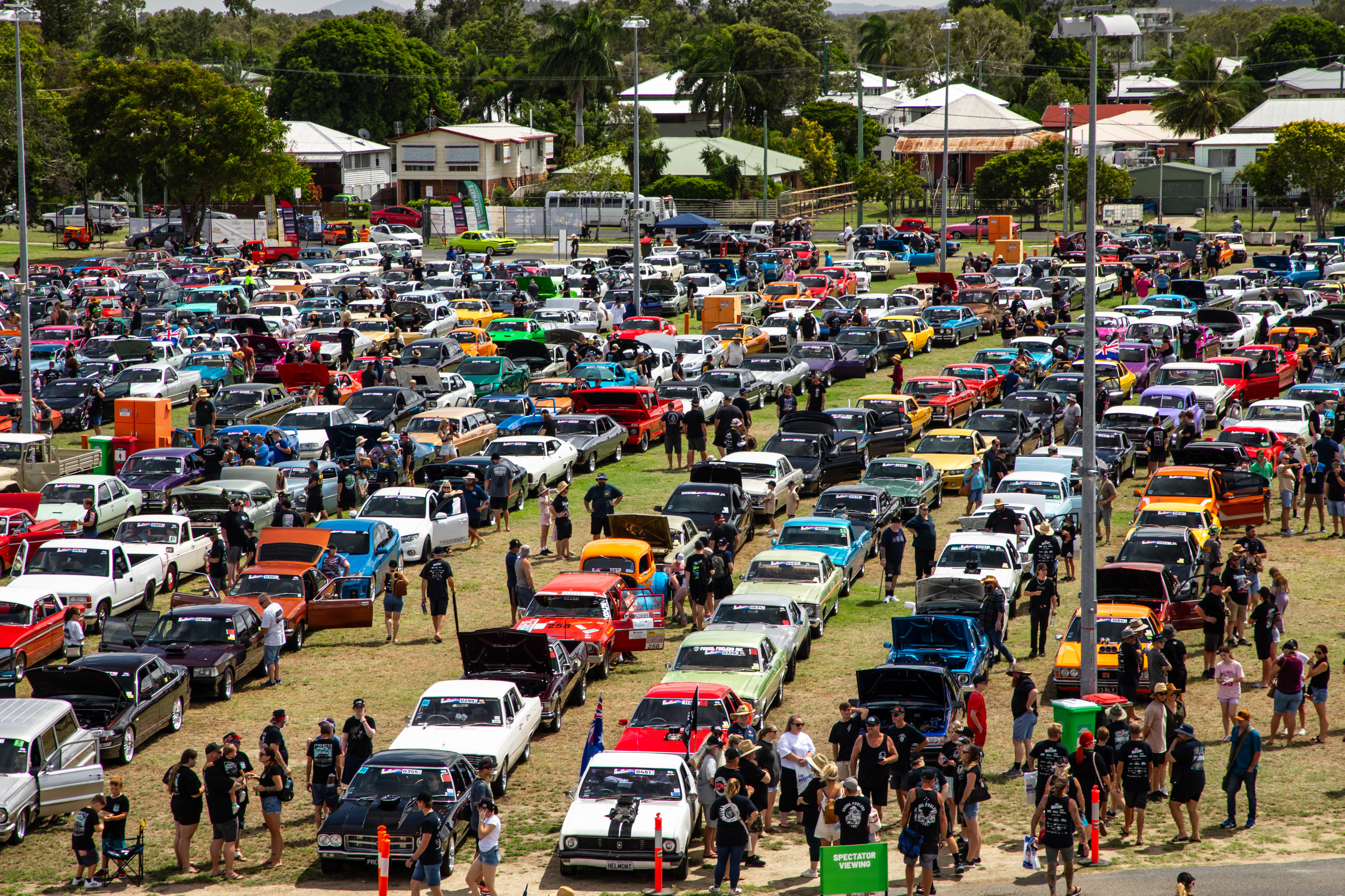 Una vista aérea de los autos alineados frente a un desfile callejero.