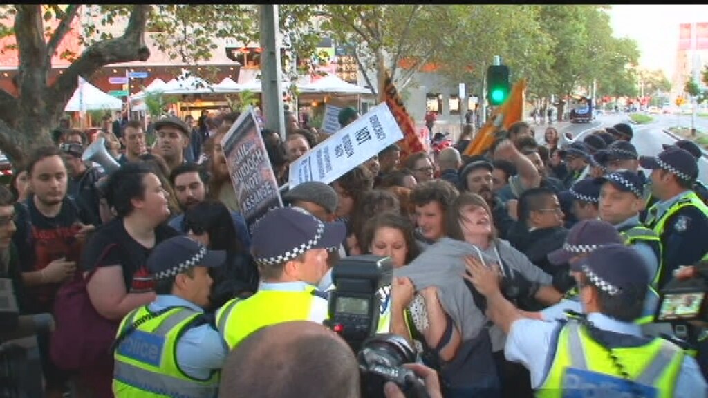 Rowdy scenes outside gallery for Murdoch visit - ABC News
