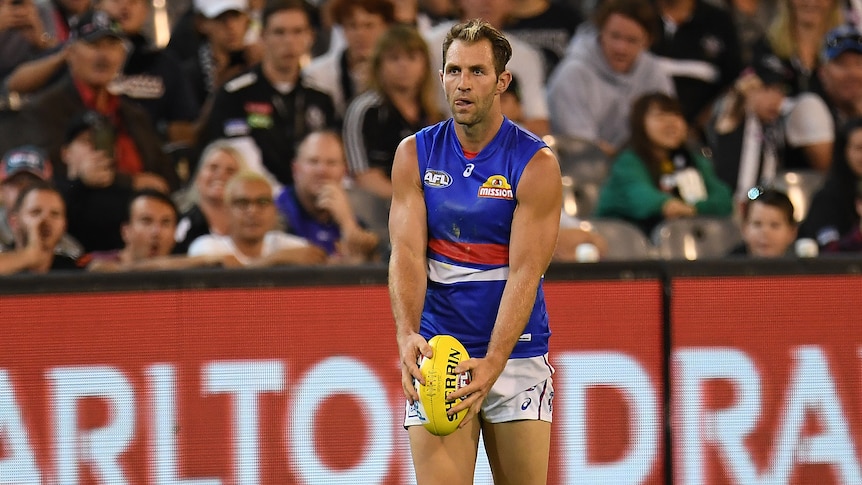 Travis Cloke lines up a goal for the Bulldogs