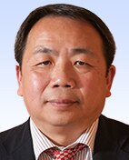 63岁的石平出生于中国大陆，后赴日本留学并加入日本国籍。