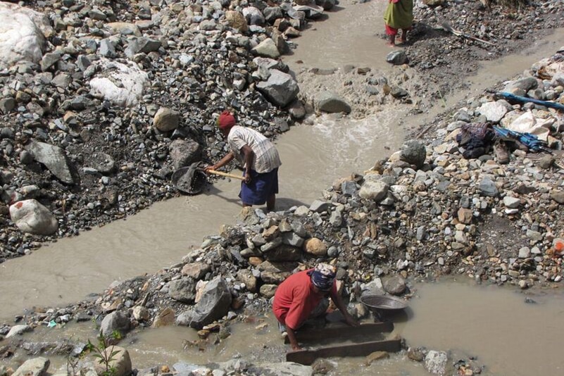 Women panning for gold in Porgera