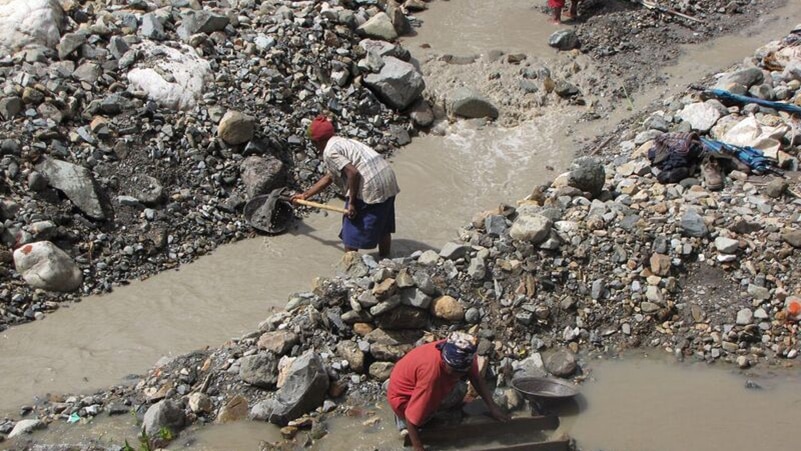 Women panning for gold in Porgera