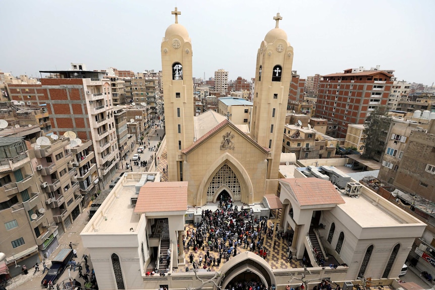 Egyptiërs verzamelen zich bij een Koptische kerk nadat deze is gebombardeerd in Tanta, Egypte.