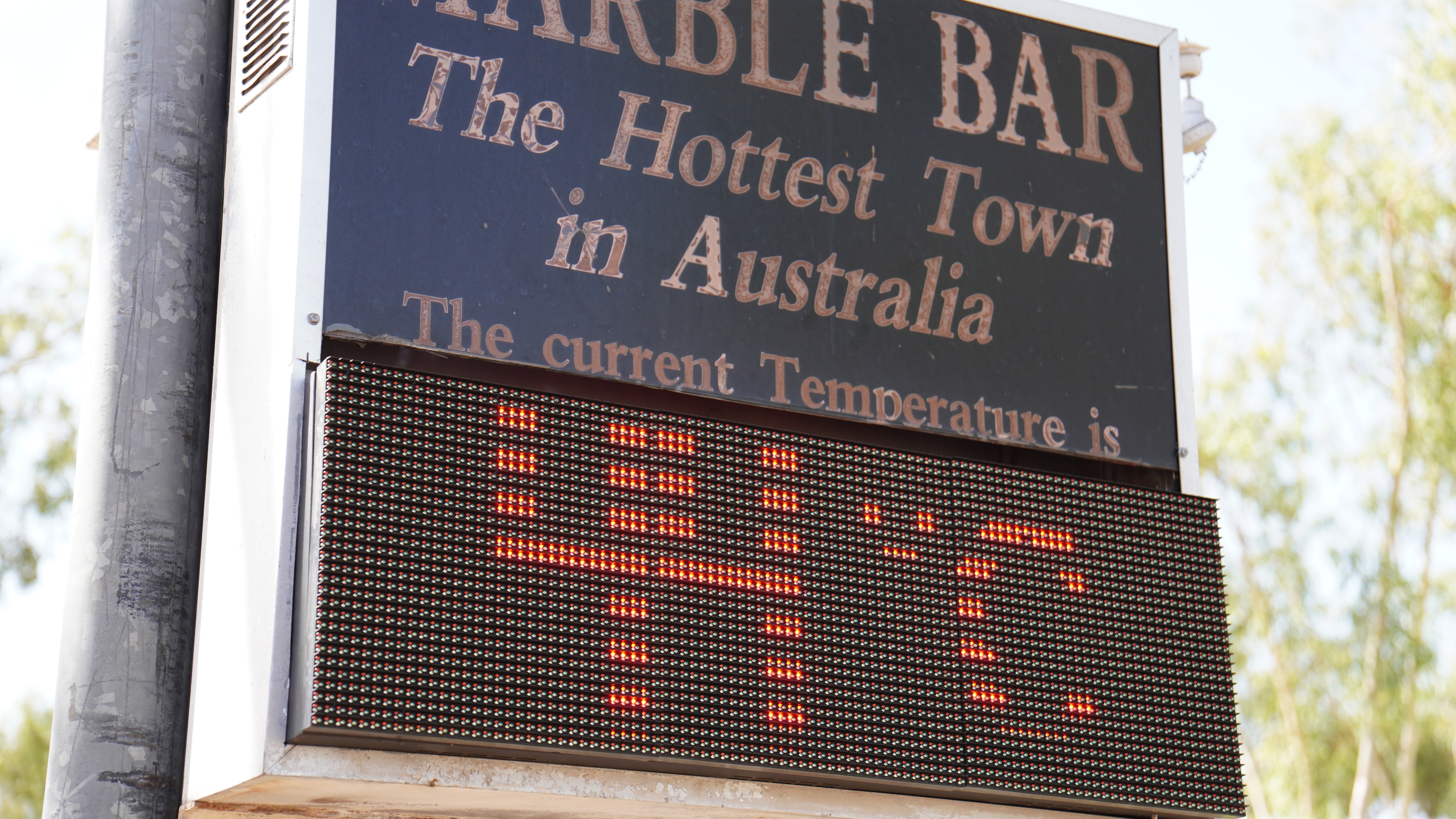 Foto de um sinal digital de temperatura no Marble Bar com leitura de 44 graus Celsius.