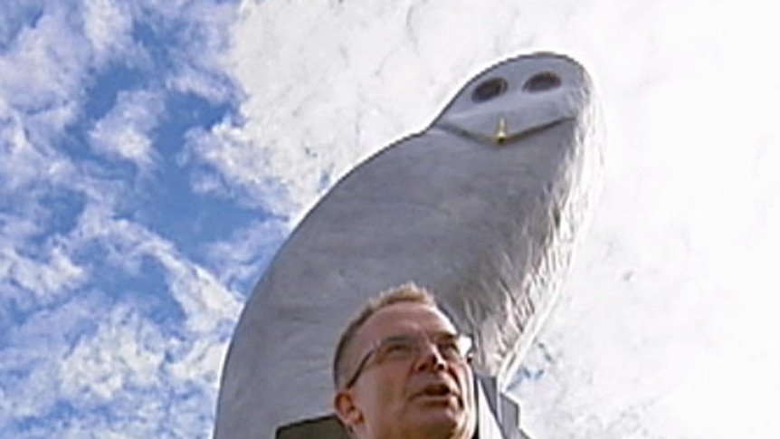Public artwork: Jon Stanhope unveils the $400,000, 8 metre fibreglass owl sculpture on Belconnen Way.