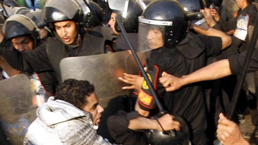 Egyptian demonstrators clash with police in central Cairo