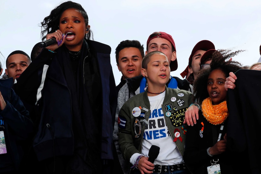 Jennifer Hudson is seen singing on stage next to teenage survivors of Parkland, Florida school shooting.