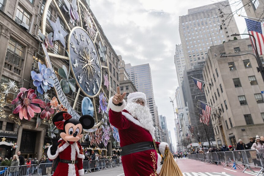 装扮成米老鼠与圣诞老人的纽约人。