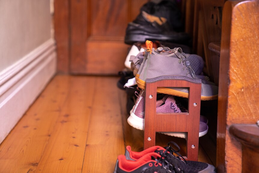 在门口放一个鞋架不仅仅是为了方便，还可起到心理暗示的作用。