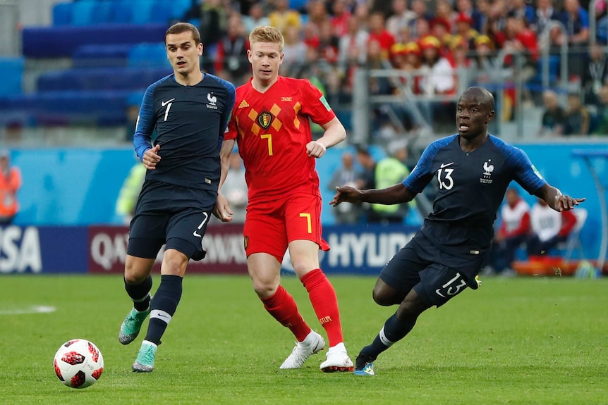 Kevin de Bruyne shrugs off Antoine Griezmann and N'Golo Kante's attentions