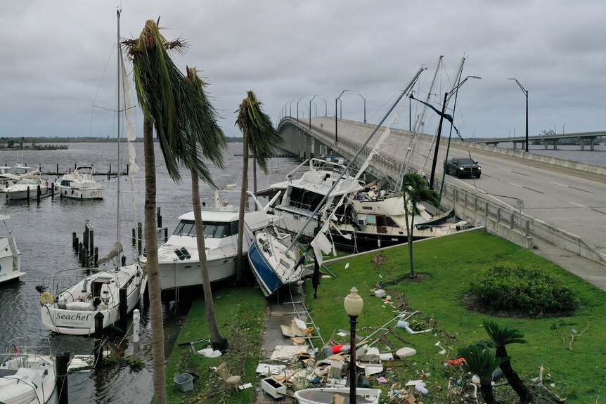 Пять разрушенных лодок столкнули под мост