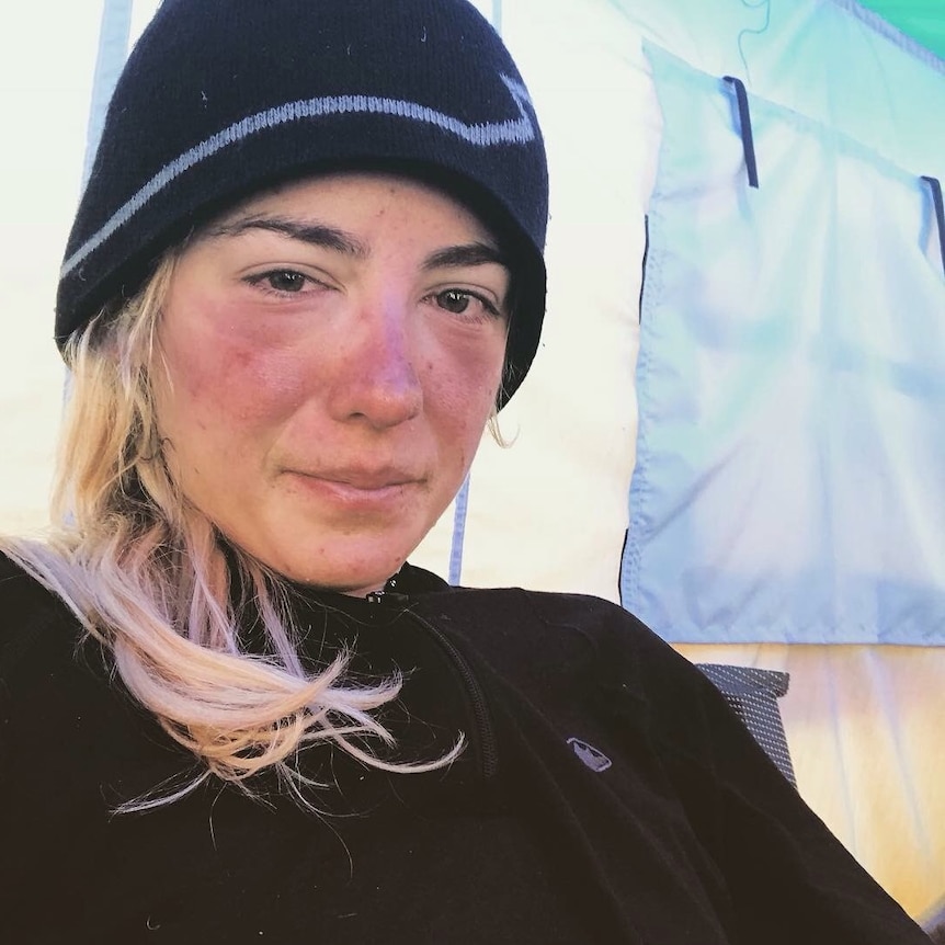 Alyssa Azar photographiée dans une tente au camp de base avancé après avoir atteint le sommet de l'Everest plus tôt dans la matinée.