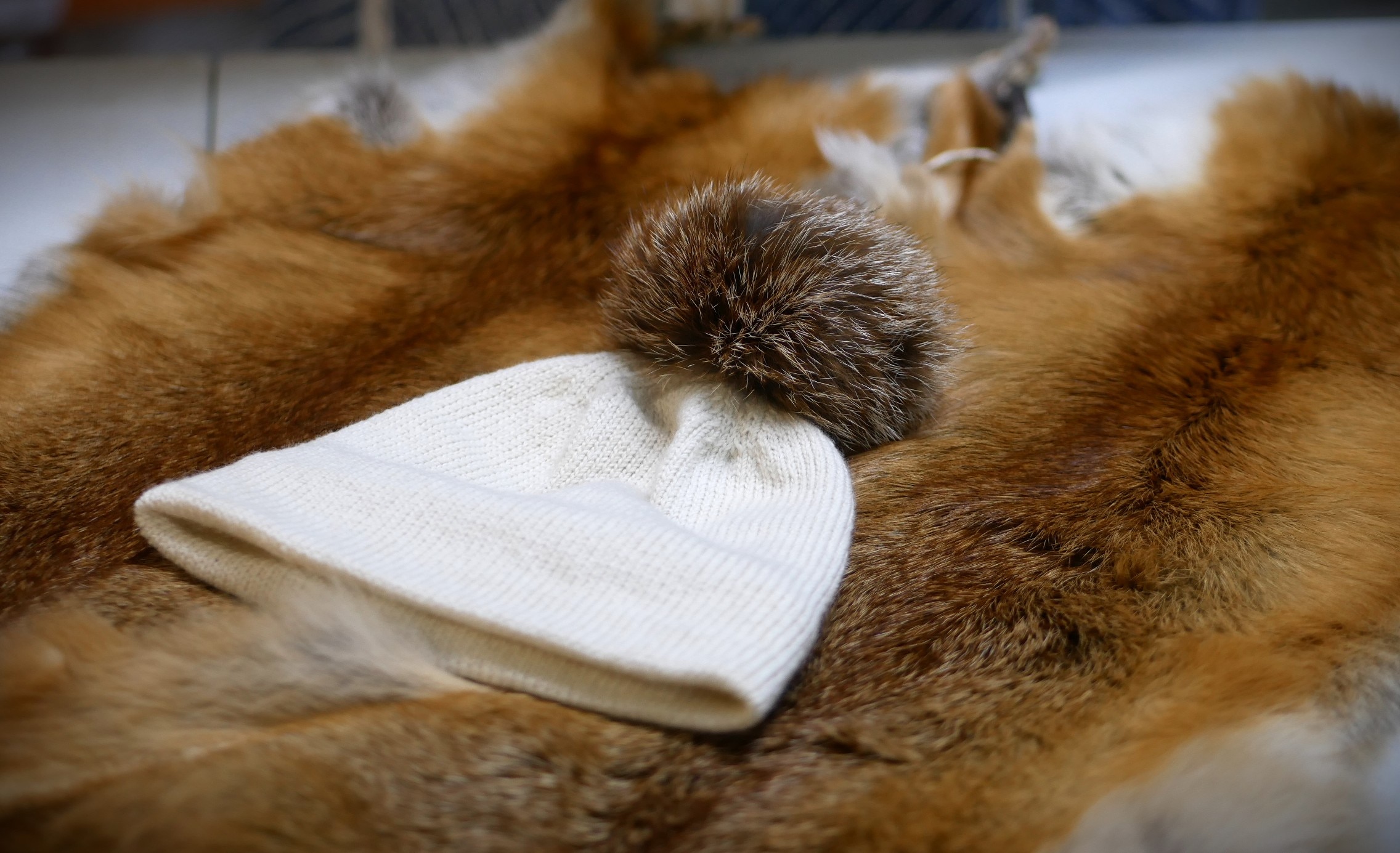 Sombrero colocado sobre una piel de zorro.