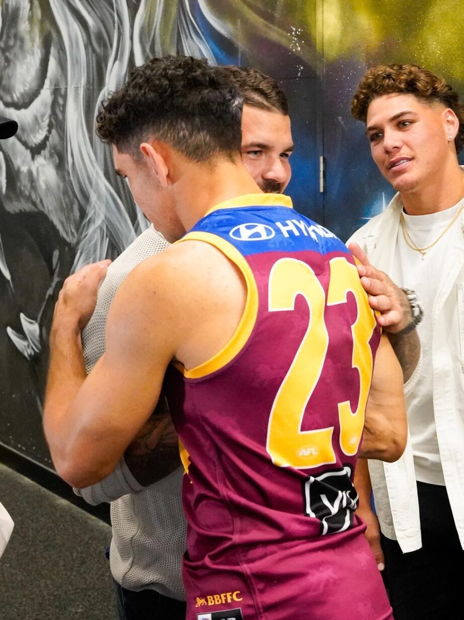 Adam Reynolds and Charlie Cameron embrace in a hug