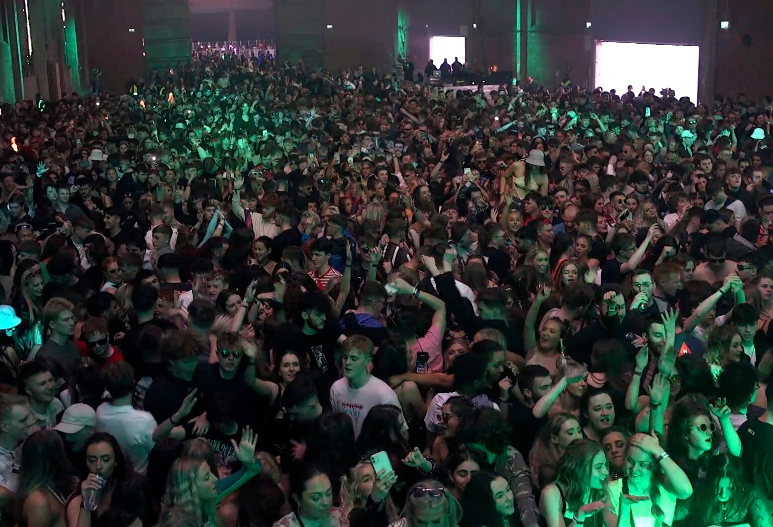 Thousands Ditch Masks For Liverpool Rave As United Kingdom Trials Reopening Of Large Events Abc News