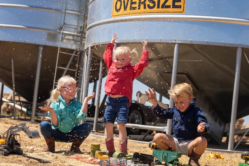 Photo of kids throwing grain.