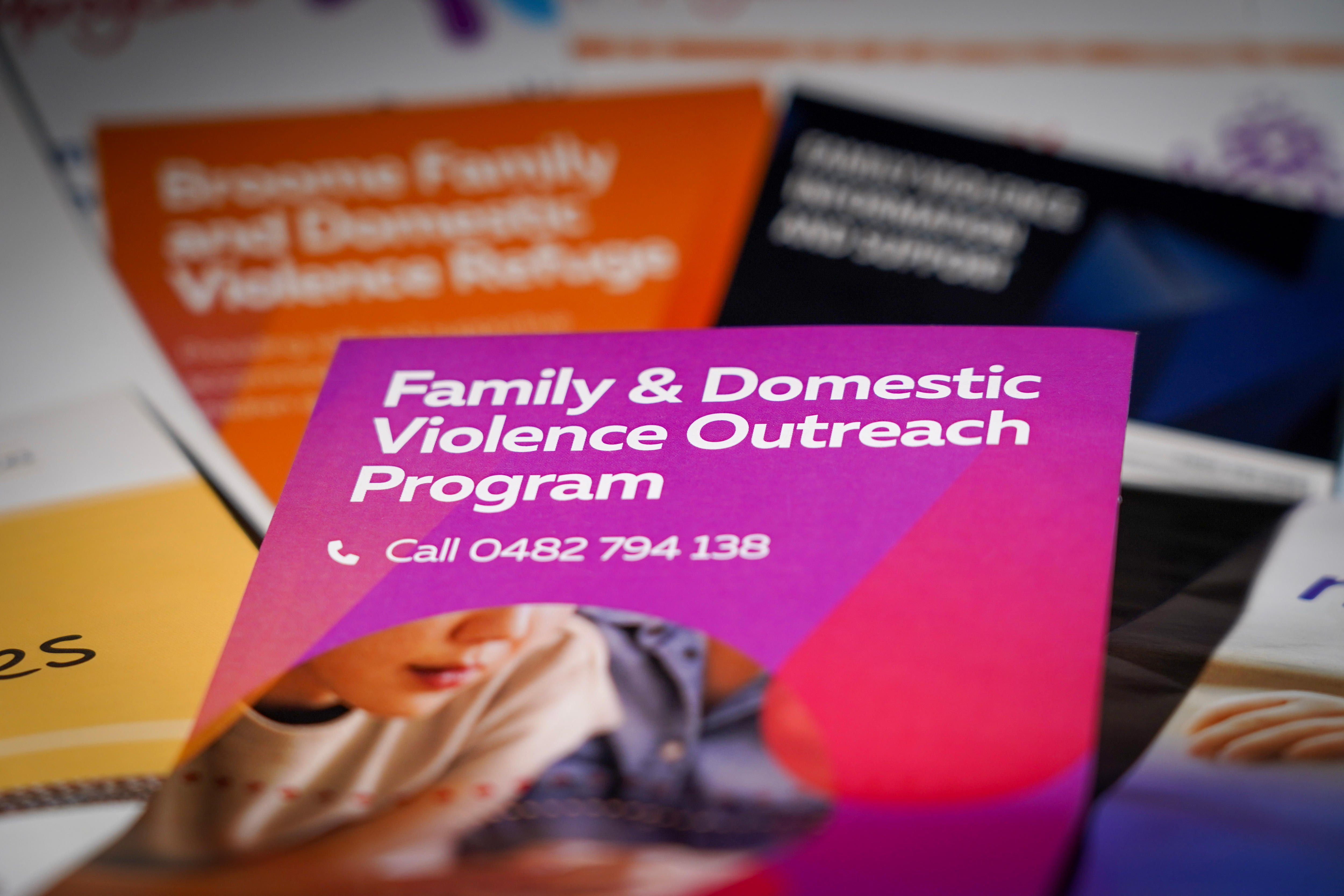 Divulgação de brochuras sobre violência familiar e doméstica.