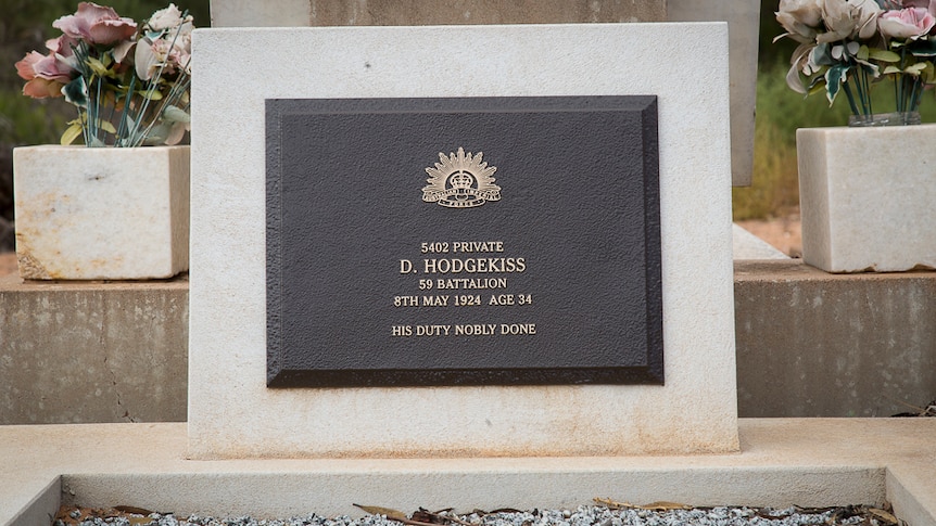 The plaque reads 5402 Private D. Hodgekiss 48 Battalion, 8th May 1924, age 34. His duty nobly done.