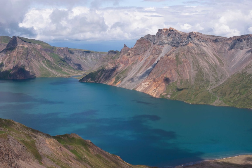 A lake bordered by mountains.