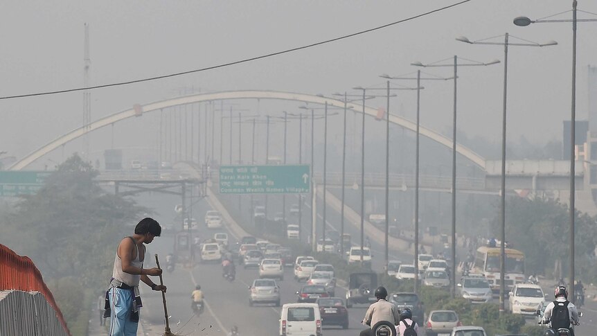 Smog covers New Delhi's skyline