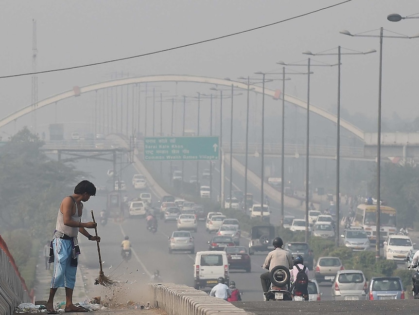 Smog covers New Delhi's skyline