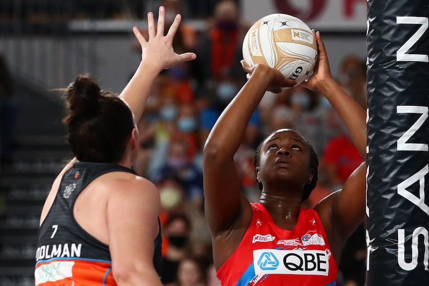 Sam Wallace of the NSW Swifts lines up a goal in the Super Netball grand final as the Giants' Sam Poolman defends.