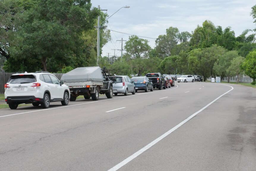 A line of cars queueing for Covid-19 tests on the road