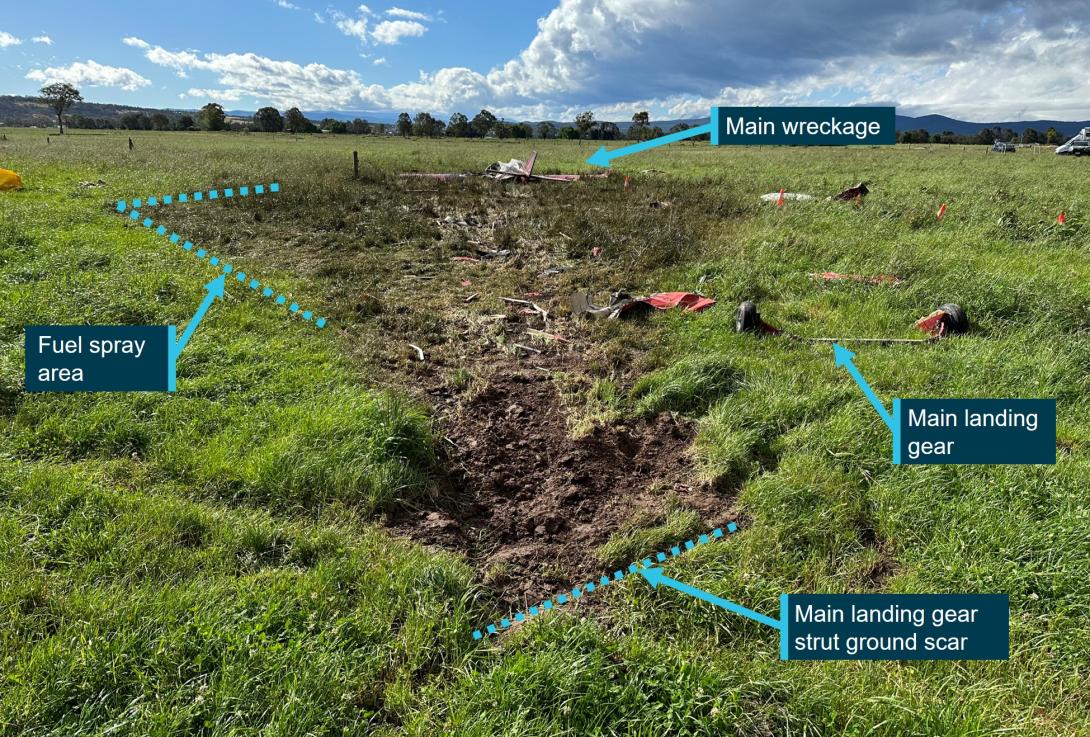 La escena del accidente de una avioneta, que muestra escombros y pasto quemado en un prado, con notas sobre los componentes.