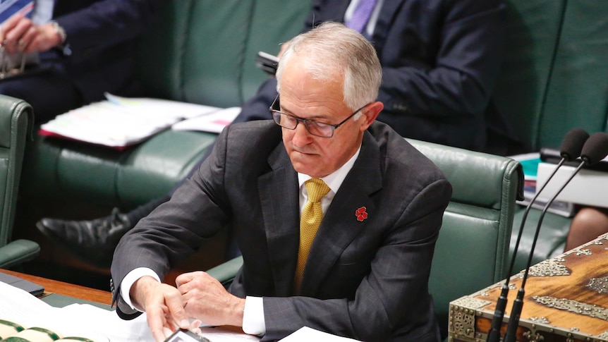 Malcolm Turnbull places phone on table in Question Time