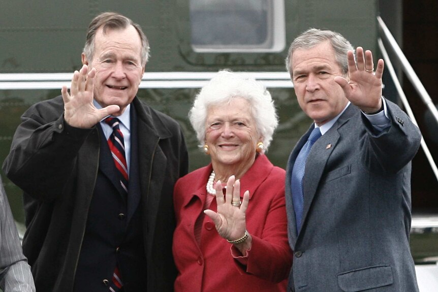 US President George W. Bush (R) waves alongside his parents, former President George Bush and former first lady Barbara Bush.
