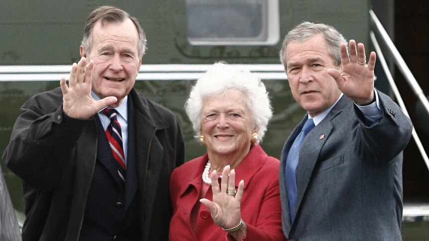 US President George W. Bush (R) waves alongside his parents, former President George Bush and former first lady Barbara Bush.