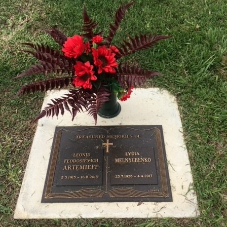 Lydia Juss and Leo Artemeiff plaque in the cemetery