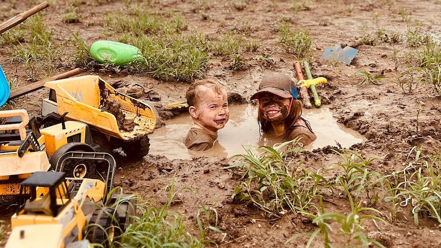 Heavy rains in Queensland bring relief to some drought-hit farmers, others count cost after flash floods - ABC News