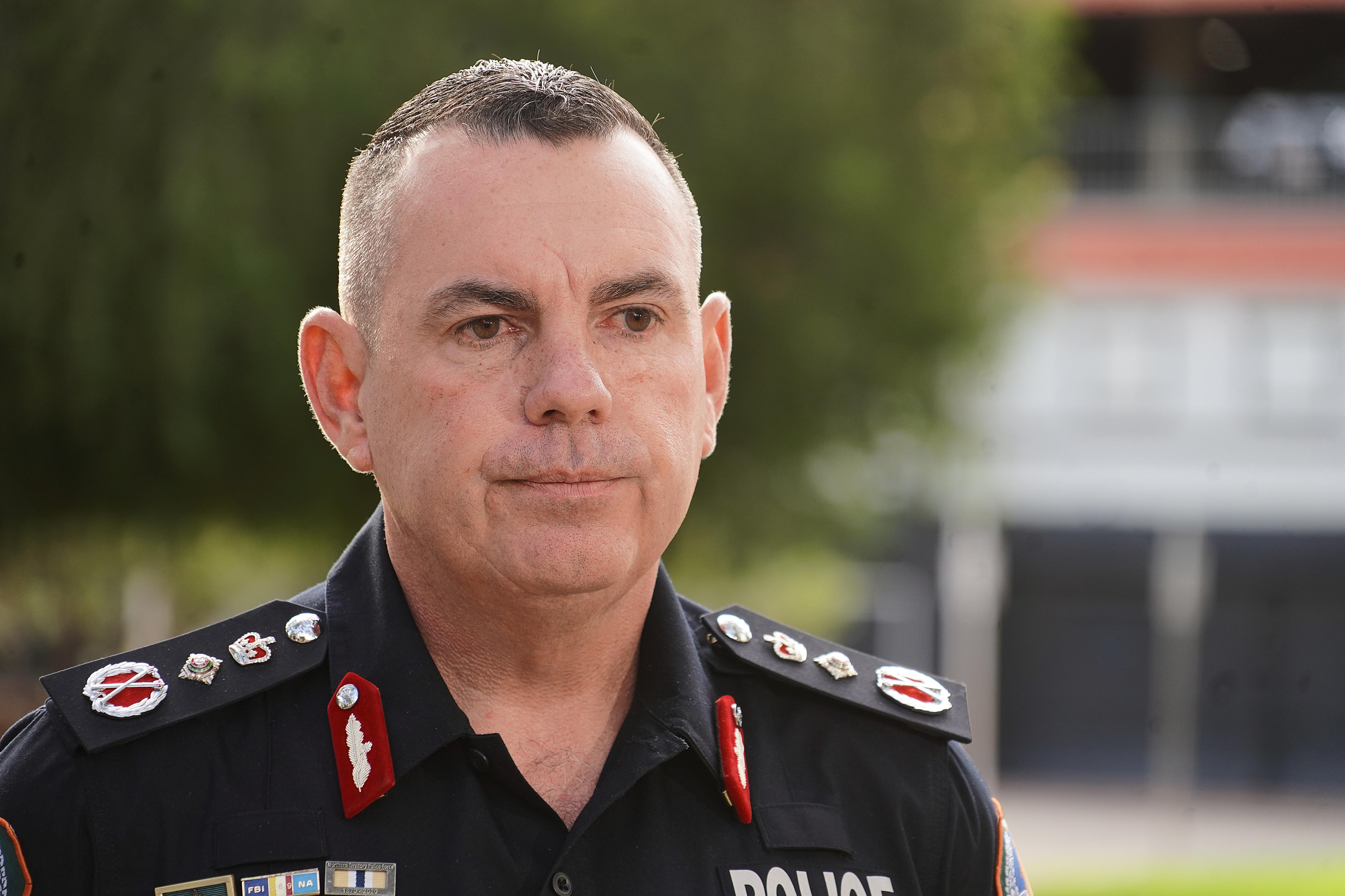 Un oficial de policía en uniforme