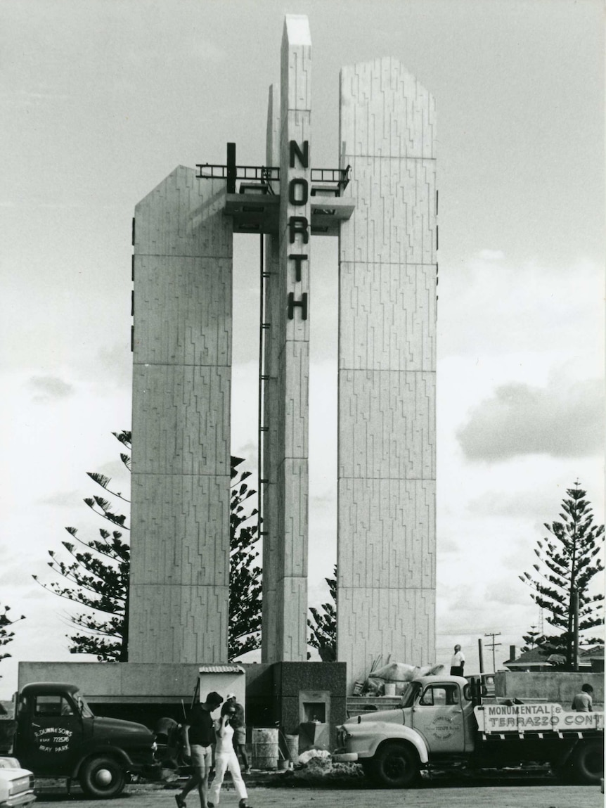 Black and white photo of Point Danger lighthouse being constructed with old trucks and equipment at the base