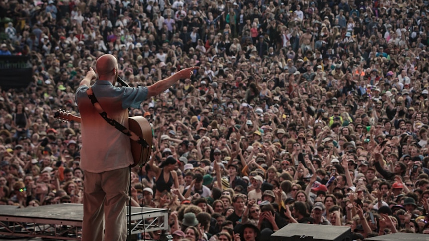 Sam Hales from The Jungle Giants performing to a huge crowd at Splendour IN The Grass, Sat 23 July