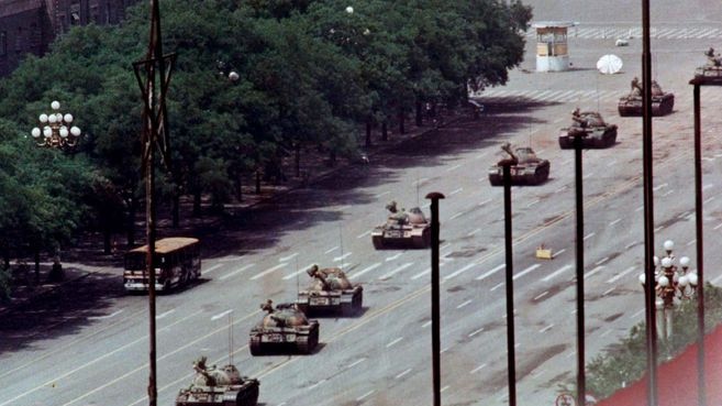 Composite photo of Changan Avenue, east of Tiananmen Square in Beijing, 20 years apart