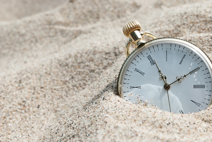Một chiếc đồng hồ dừng trên cát