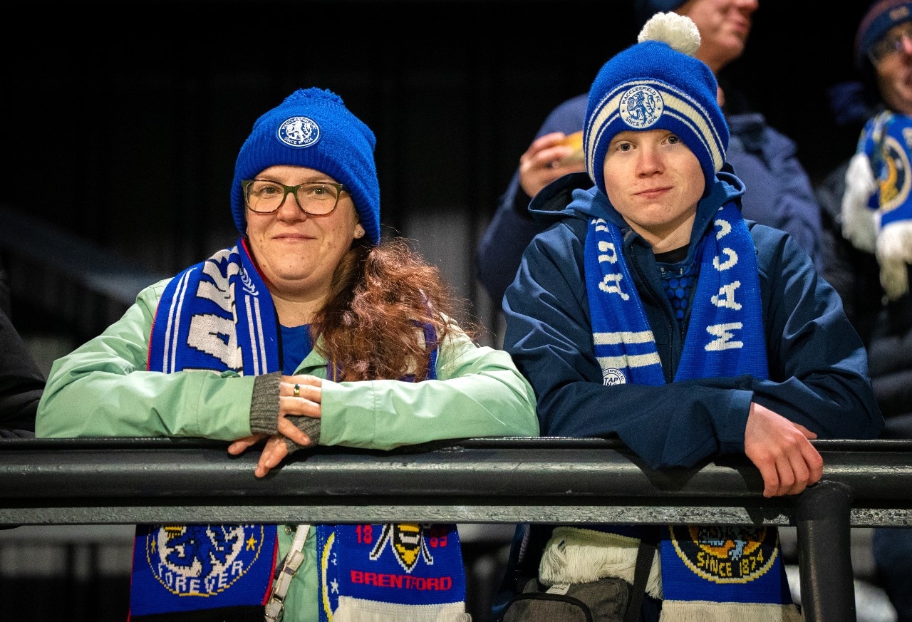 Uma mulher e uma criança sorrindo e olhando para a câmera.