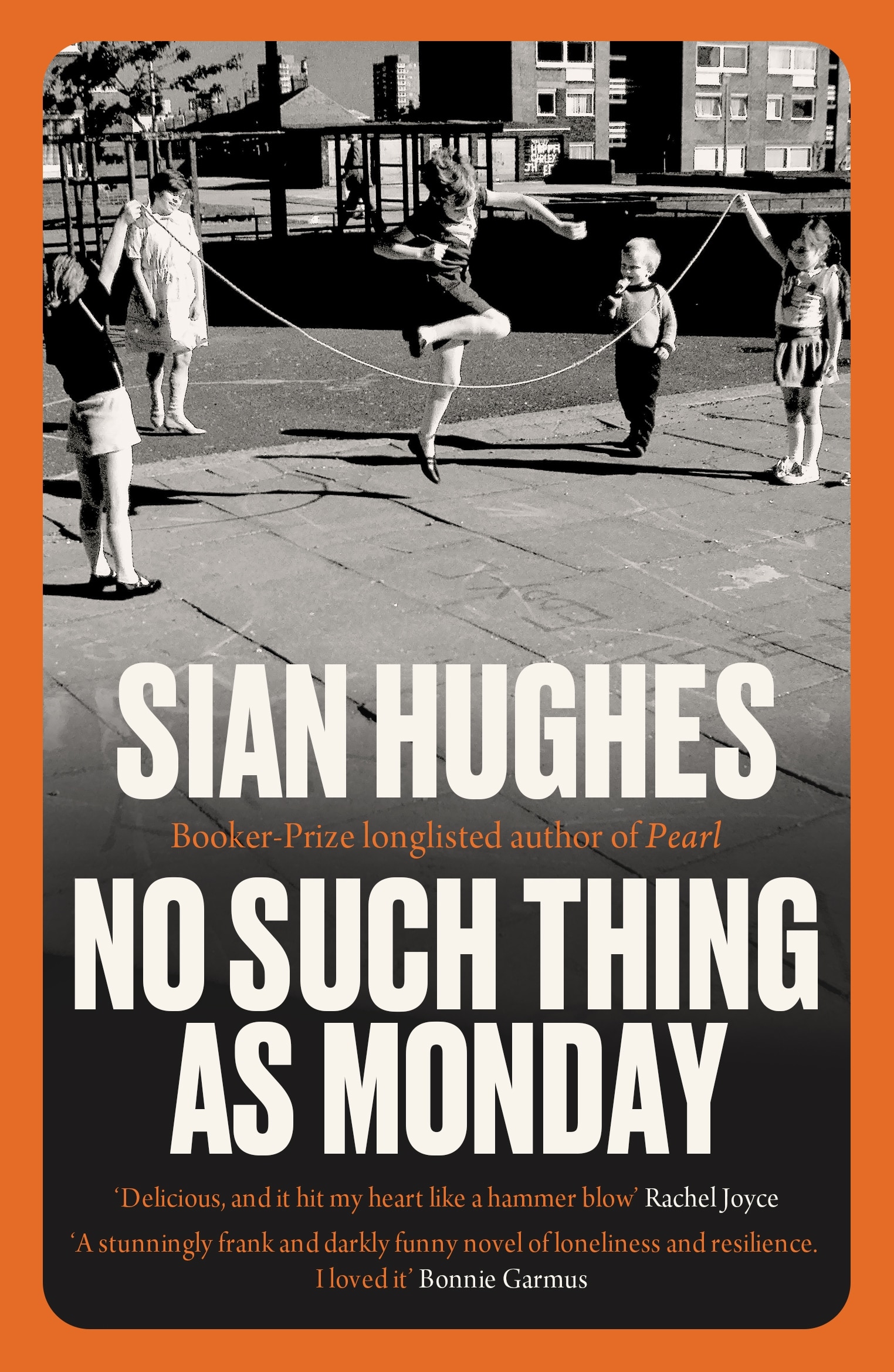 Εξώφυλλο του No Such Thing as Monday από τον Sian Hughes, που δείχνει μια ασπρόμαυρη φωτογραφία παιδιών που παρακάμπτουν σε μια παιδική χαρά.
