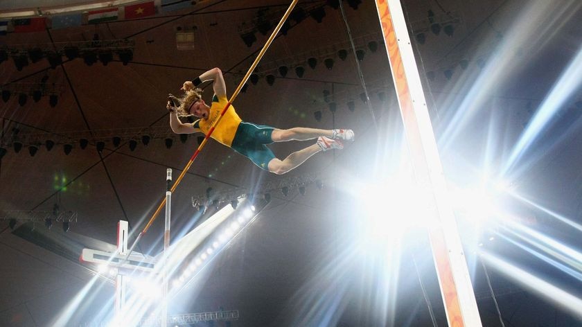 Steve Hooker clears 5.90m on his third attempt to claim gold in the men's pole vault final