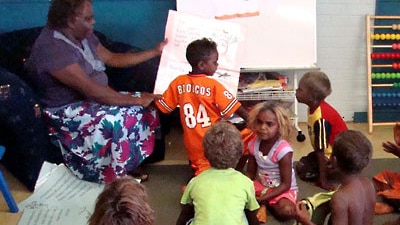 Nancy Oldfield teaching Walpiri at Yuendumu school (ABC Local Radio: Nicole Lee)