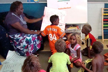 Nancy Oldfield teaching Walpiri at Yuendumu school (ABC Local Radio: Nicole Lee)