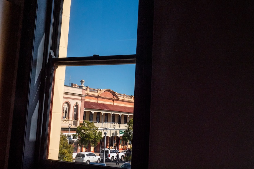 Поглед през прозореца на исторически сгради.