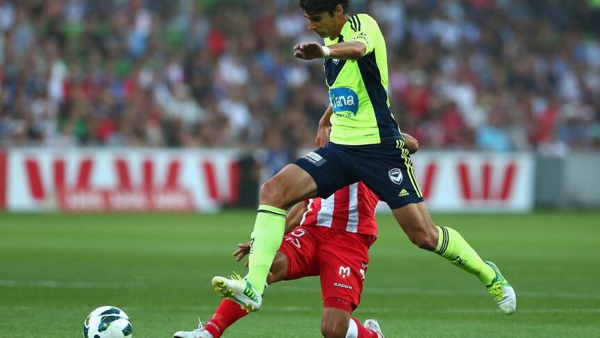 Melbourne Victory's Gui Finkler avoids a tackle from the Heart's Fred.
